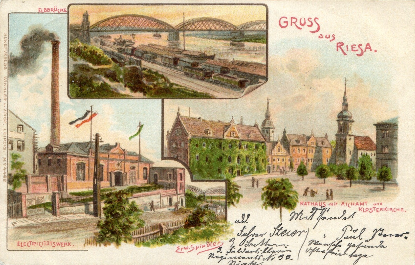 Alte Ansichtskarte zeigt eine Stadtansicht mit Gebäuden, Bäumen, Pfählen, Fahnen, einer Brücke, einem Zug auf Schienen mit Rauch und einem Himmel, mit handgeschriebener Text auf der Vorderseite.