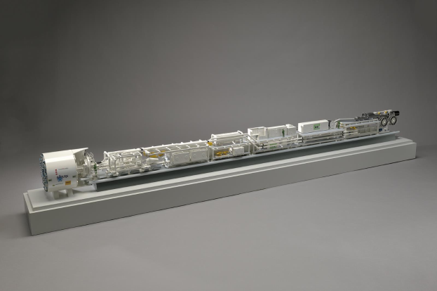 Ein detailliertes Modell eines Wasserstoff-Brennstoffzellensystems, das einen Kraftstofftank, einen Filter und eine Einspritzdüse zeigt, die mit einer Stromquelle auf einer weißen Oberfläche verbunden sind.