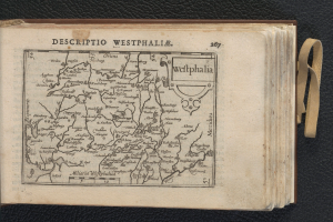 Ein aufgeschlagenes Buch, das eine detaillierte Karte der geografischen Merkmale Westfalens zeigt, liegt auf einer schwarzen Oberfläche.