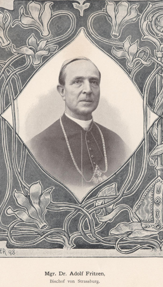 Schwarz-weißes Foto von Dr. Adolf Fritzen, Bischof von Straßburg, in Priesterkleidung, mit Text unten.
