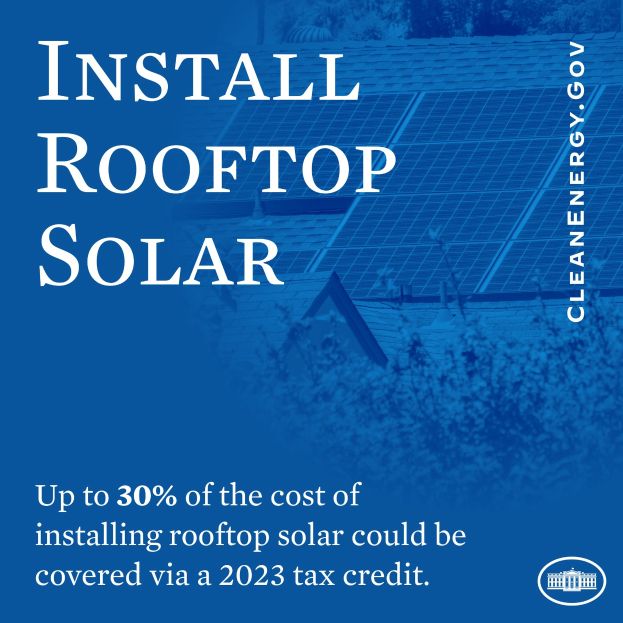 Plakat, das eine 2023er Steuergutschrift von bis zu 30% für die Kosten der Dachsolarinstallation bewirbt, mit Bäumen und einem Gebäude mit Solarpanelen im Hintergrund.