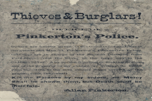Plakat mit fetter schwarzer Schrift "Diebe & Einbrecher Pinkerton's Police" auf einem weißen Hintergrund, umrahmt von einem schmalen schwarzen Rand.